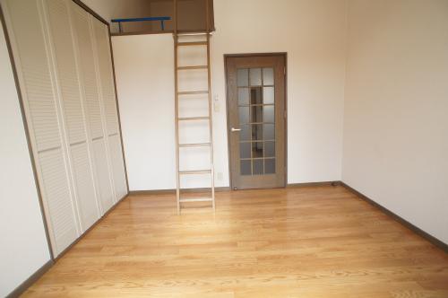 Other room space. It is another angle of the room!