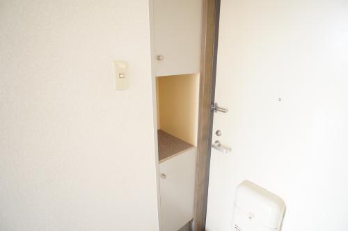 Entrance. Yes shoe box!