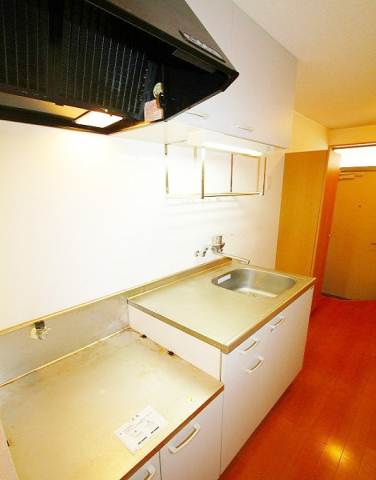 Kitchen. Two-burner stove bring possible