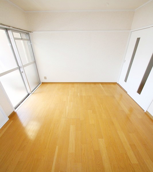 Living and room. It has been renovated in a room clean! !