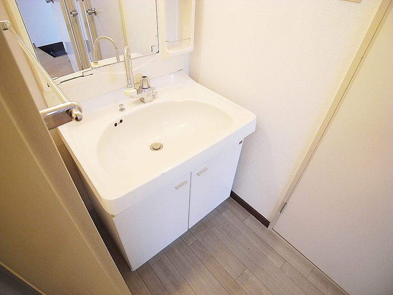 Washroom. Independent creeping stand-conditioned dressing room!