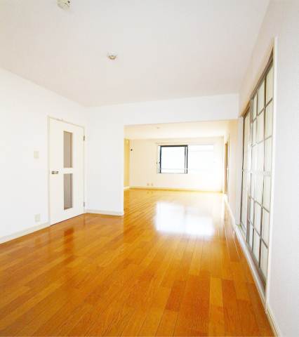 Living and room. It is in Limited Time Offer! Ahead of us! !