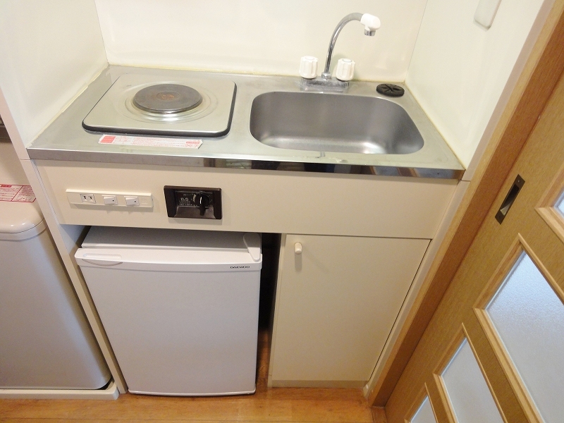 Kitchen. Stove ・ Mini fridge with a kitchen