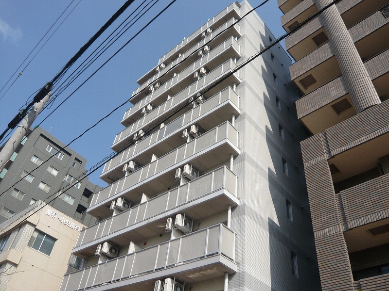 Building appearance. Auto-lock with the apartment of peace of mind