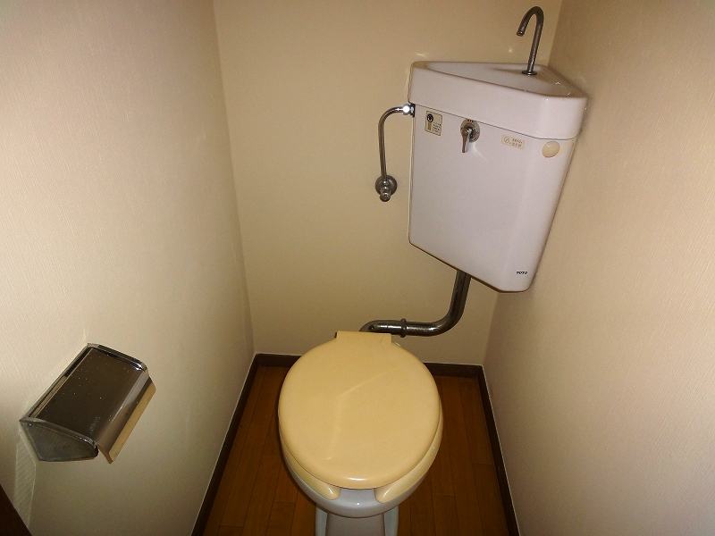 Toilet. Of course, it is by bus toilet! !