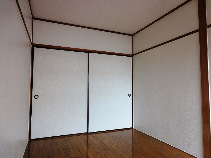 Living and room. Cute pets and please with us!