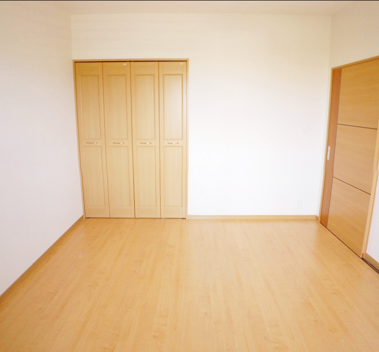 Other room space. Each room is also wide ~ ! !