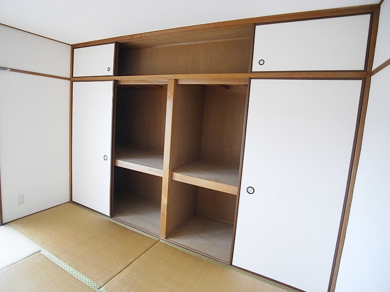 Receipt. Large storage of wall-to-wall