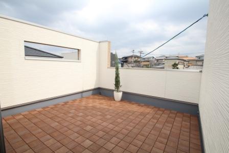 Balcony. It established a wide balcony to the south There are 9 Pledge spacious breadth of Hoseru thing laundry, such as futon.