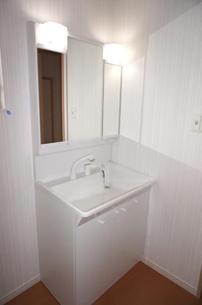 Wash basin, toilet. Indoor (11 May 2013) Shooting