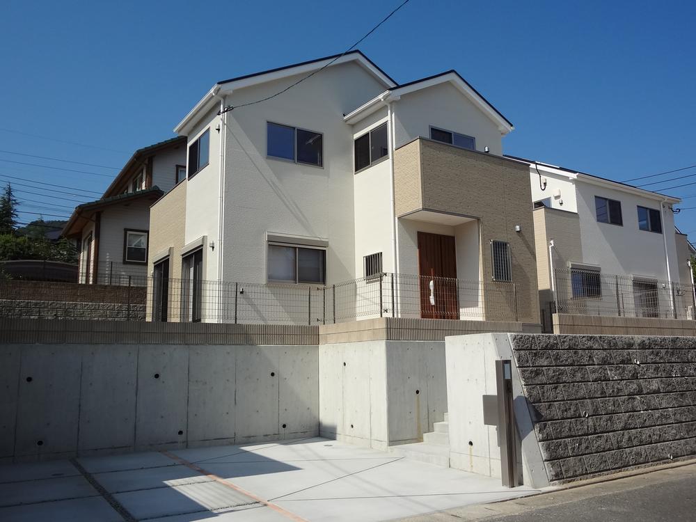 Local appearance photo. Building 2