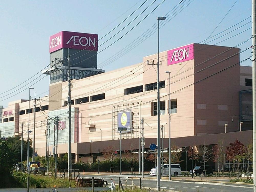 Shopping centre. 590m until ion