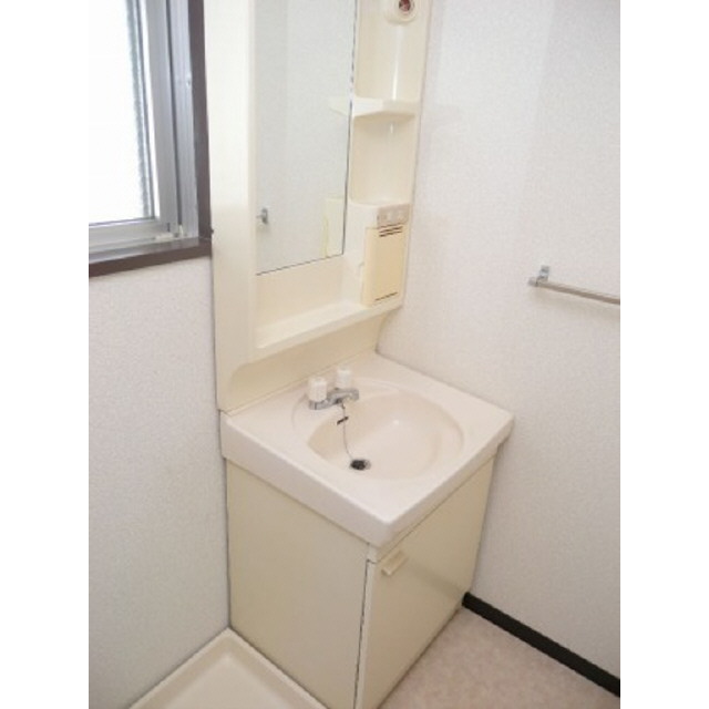 Washroom. Wash basin