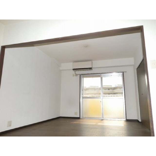 Living and room. Veranda side