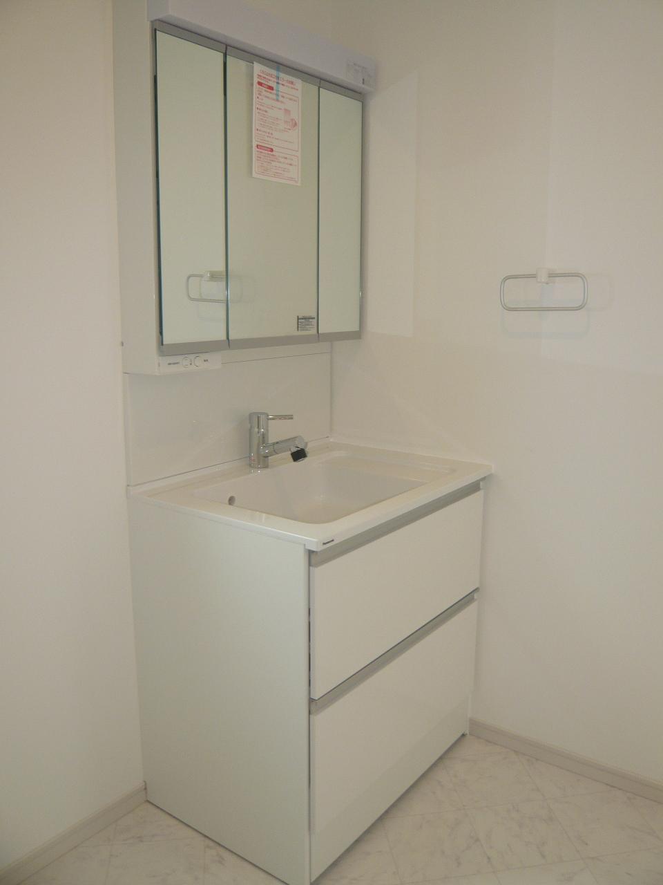 Wash basin, toilet. Indoor (11 May 2013) Shooting