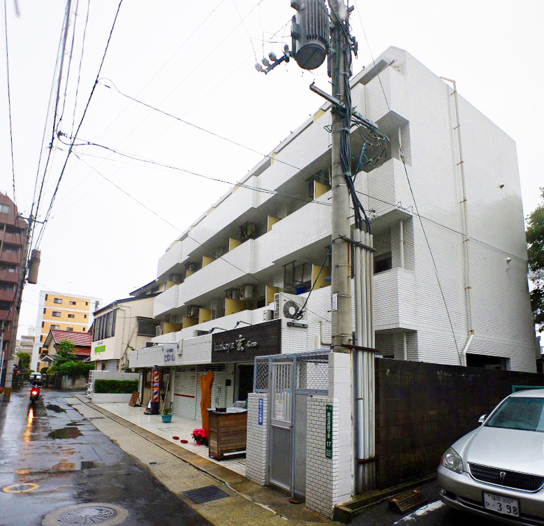 Building appearance. Mansion Type is the top floor of the room