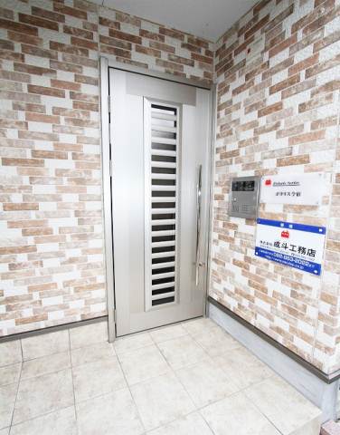 Entrance. Woman in the auto-lock also safe