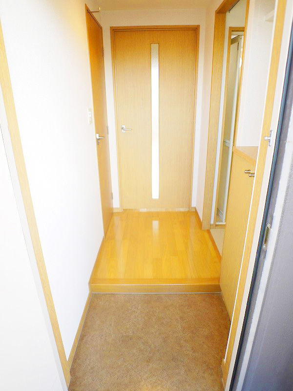 Entrance. It has become to make invisible the kitchen from the front door