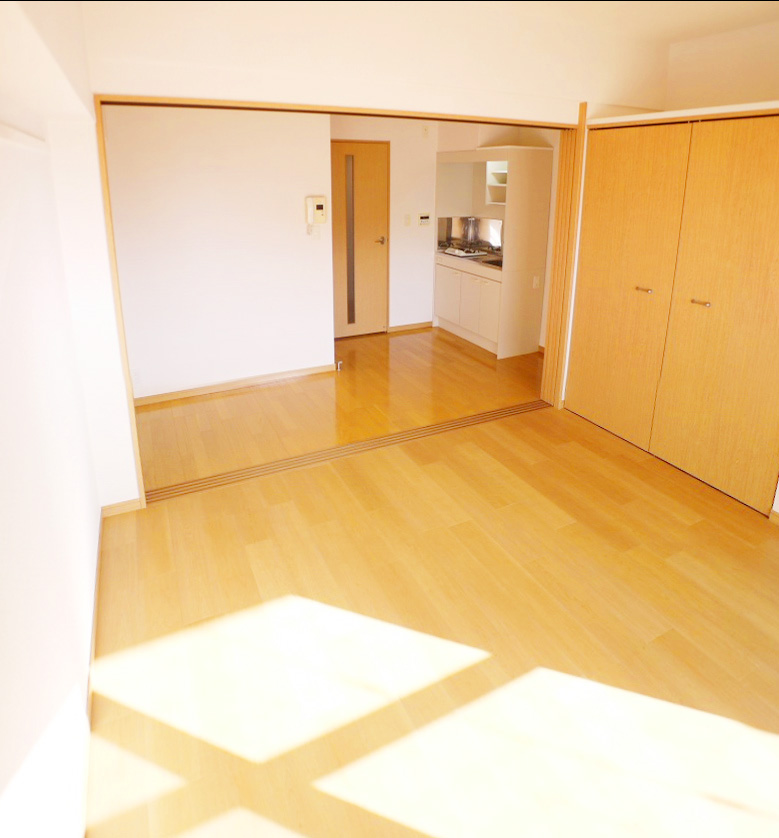 Living and room. Quite sunny! ! Recommended to those looking for a spread