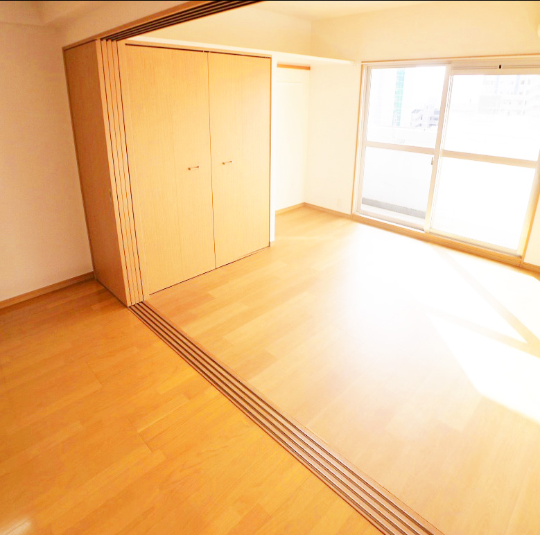 Living and room. Property is not close to any more station! !