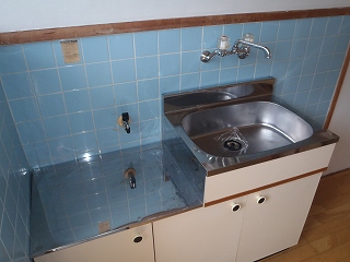 Kitchen. Set up a two-burner stove Allowed! 