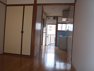 Living and room. The room is wide! 