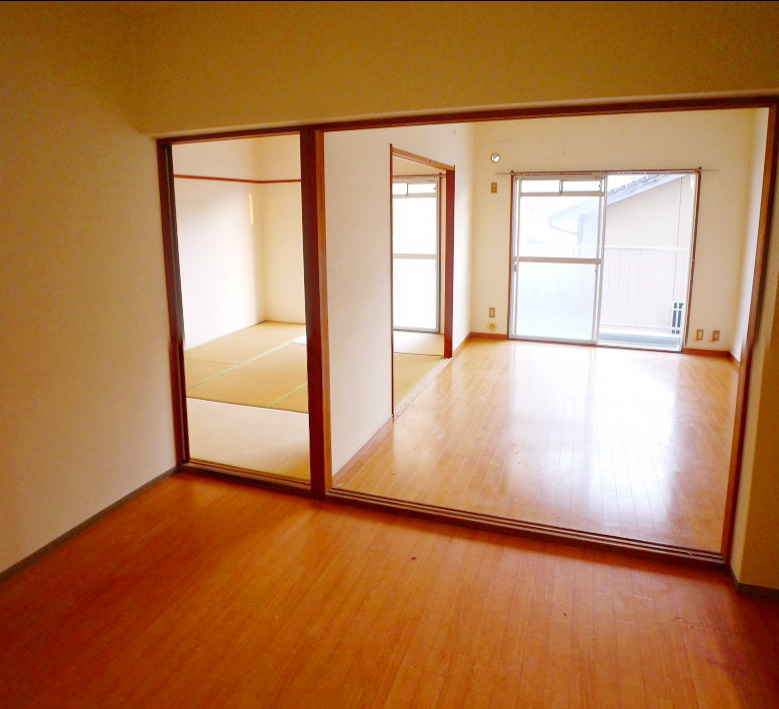 Living and room. Renovated in the room very clean