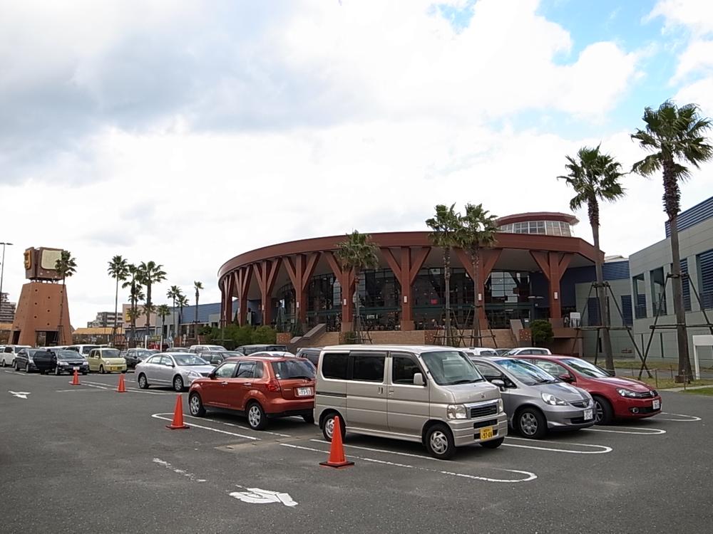 Shopping centre. Until the Shoppers Mall Marinataun 430m