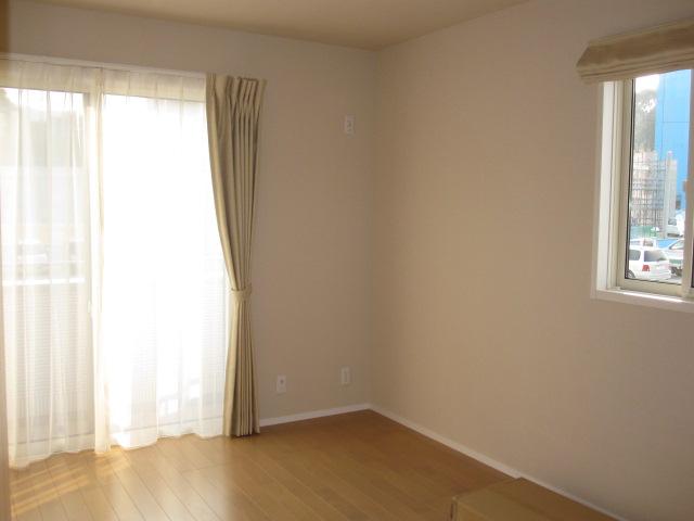 Non-living room. No. 4 place South-facing bright WIC with Master Bedroom