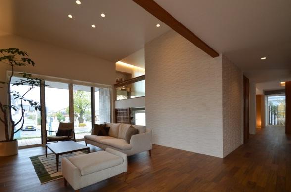 exhibition hall / Showroom. Not <Onojo exhibition hall> atrium "space of the room.". Not only the storage capacity, Space can also take advantage of spacious and "warehouse". You can suggest a high-ceilinged living room.