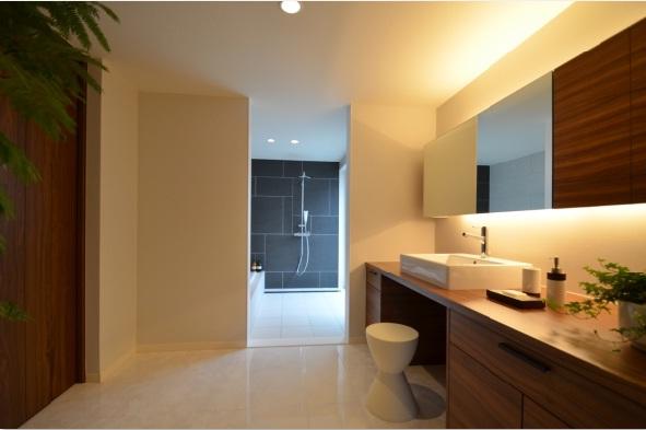 exhibition hall / Showroom. Washroom you can be back and forth arrangement from <Onojo exhibition hall> Kitchen. And has a beautiful healing space is spacious and indirect lighting.