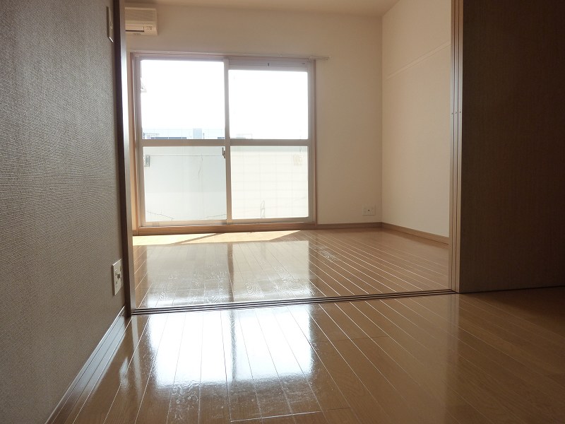 Living and room. Day is also good ☆