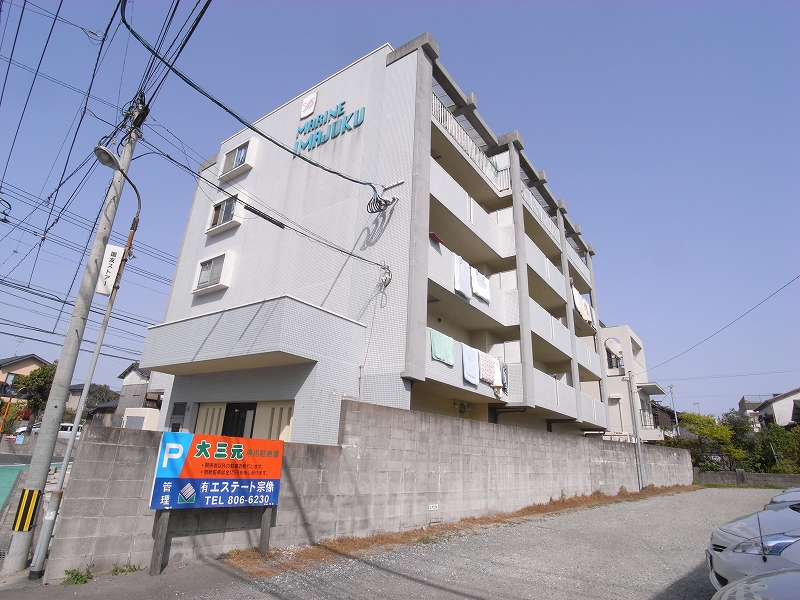 Building appearance. There is another sea