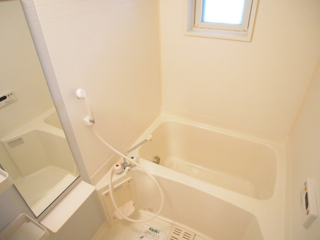 Bath. Ventilation is also easy because there is a window.