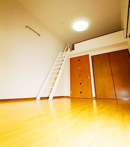 Living and room. 7 Pledge is a plus 4.7 Pledge. You can use widely