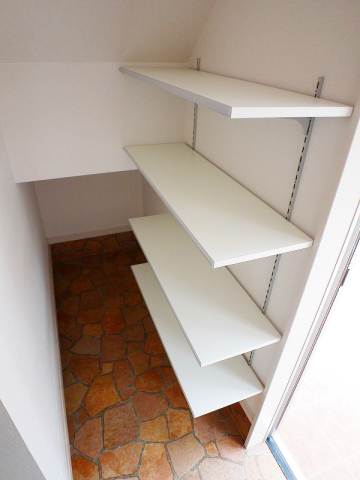 Receipt. Plenty of entrance storage