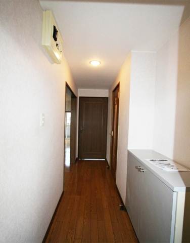 Entrance. It is the entrance part. Corridor There are firmly