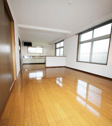 Living and room. 2002 in completely renovated! Call us please