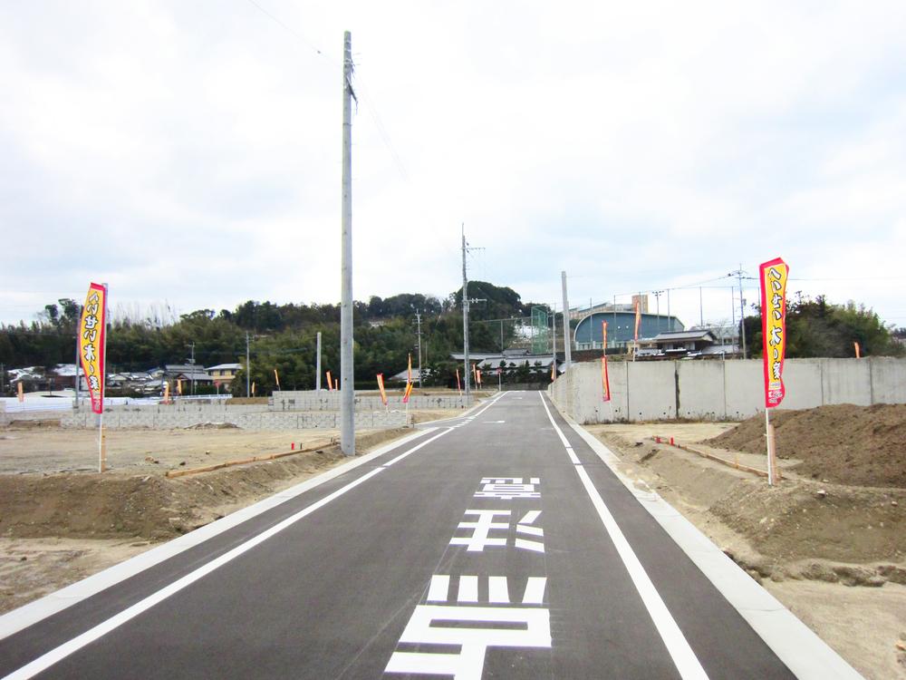 Local photos, including front road. Local (January 2013) shooting now, 18 compartment is building already or reserved! At the end of November, We will hold a model house complete tours in this subdivision within