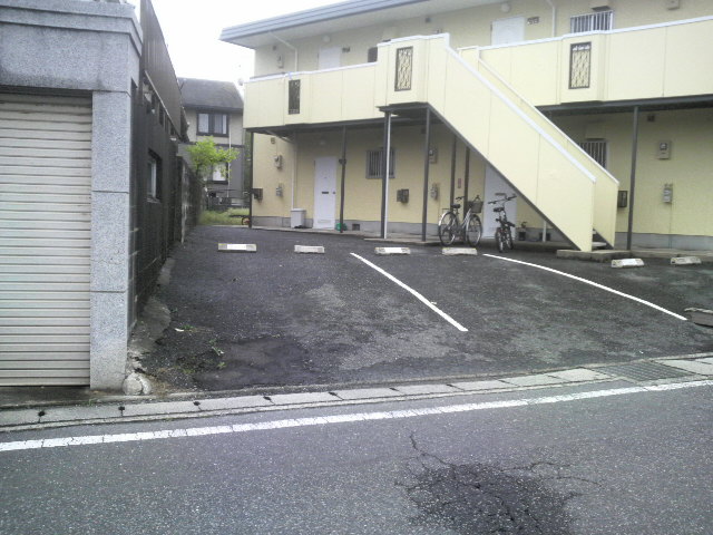 Parking lot. There is parking on site!