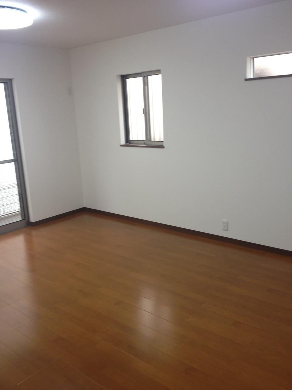 Same specifications photos (living). It is different from the real thing.