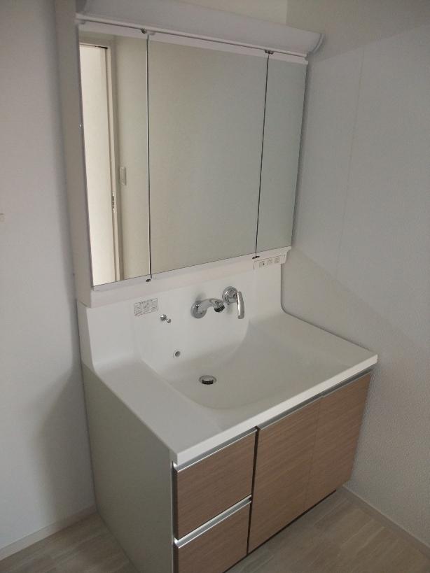 Wash basin, toilet. It is different from the real thing.