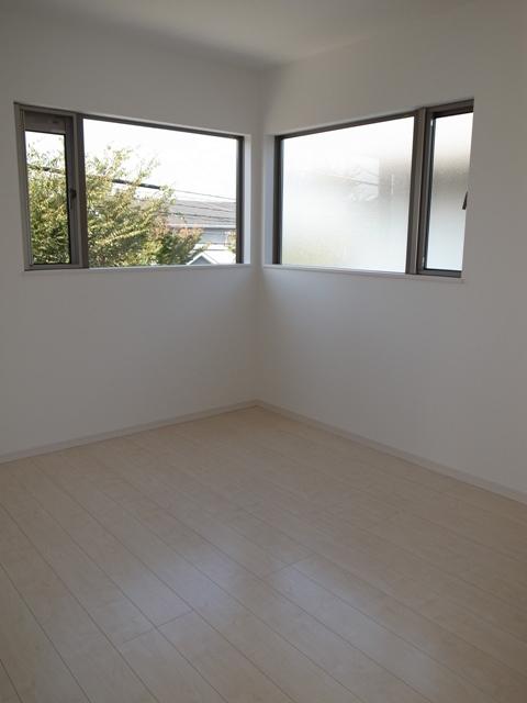 Non-living room. It is different from the real thing.