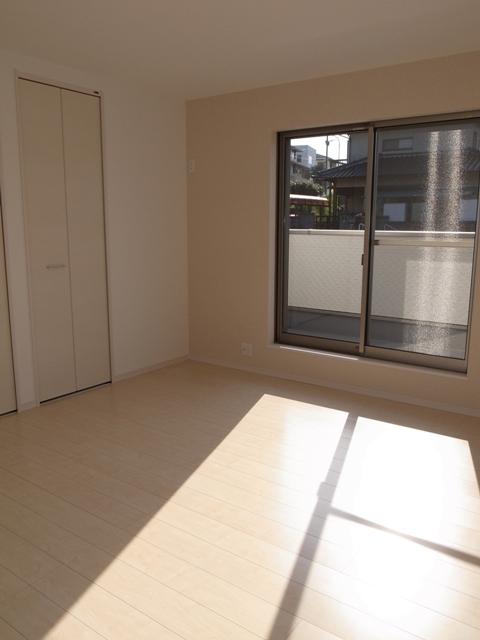 Non-living room. It is different from the real thing.