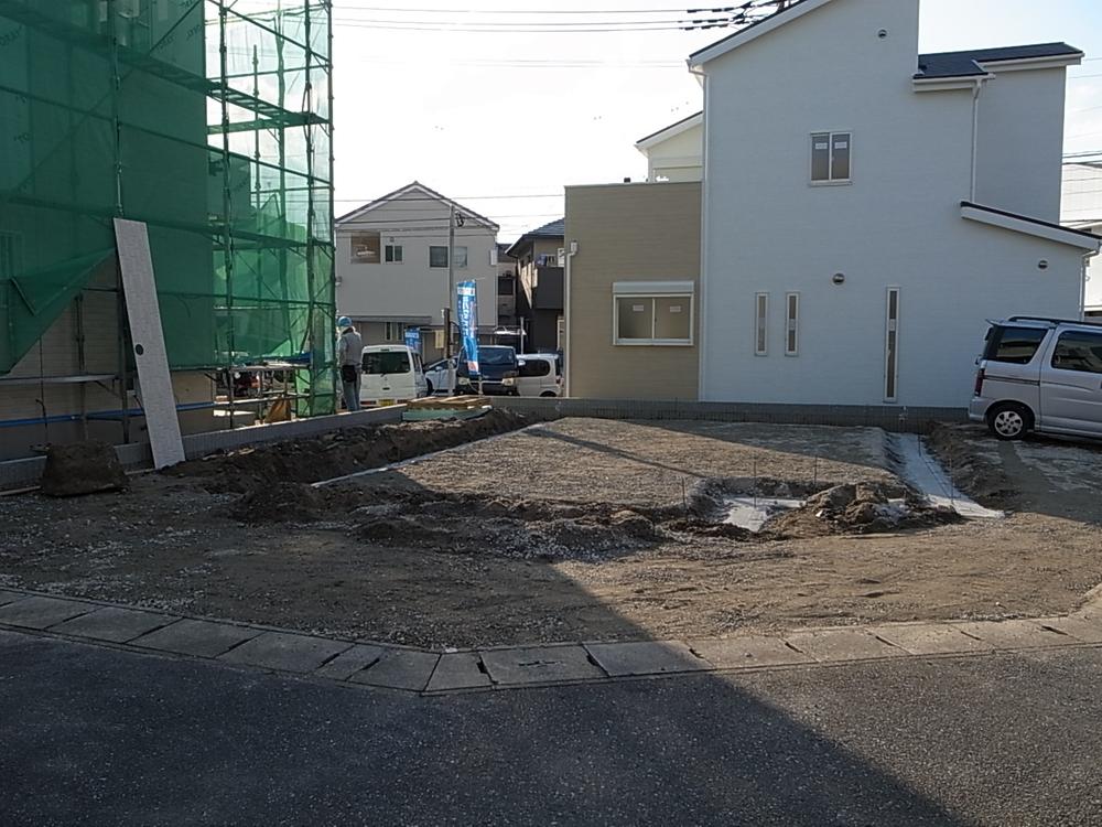 Local photos, including front road. Local (11 May 2013) Shooting