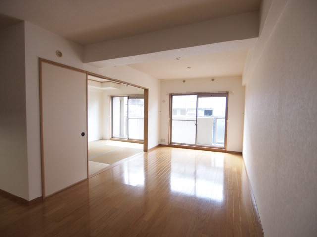 Kitchen. Per sun well bright room feels good. 