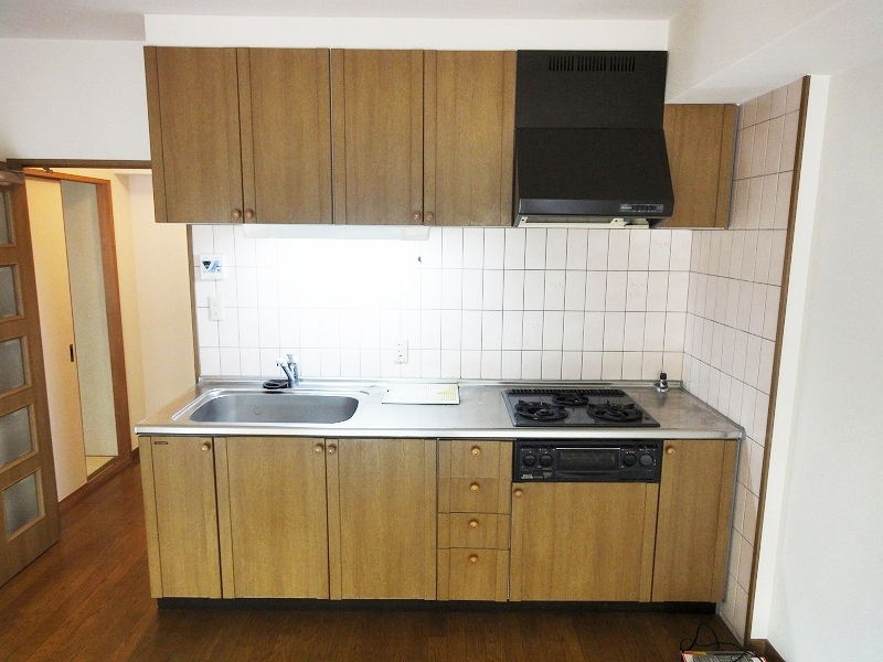 Kitchen. 3-neck gas stove with system Kitchen