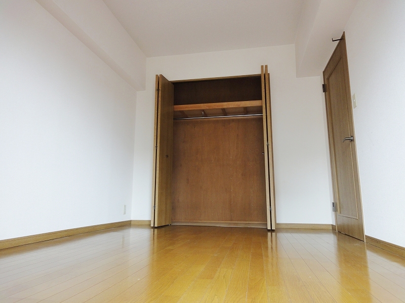 Other room space. Firm with storage in the Western-style!