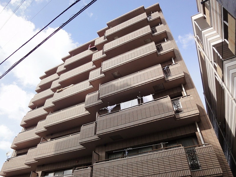 Building appearance. Tiled Bari' and 7-storey!