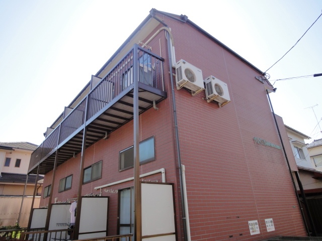 Building appearance. Soon to a quiet residential area boulevard! 